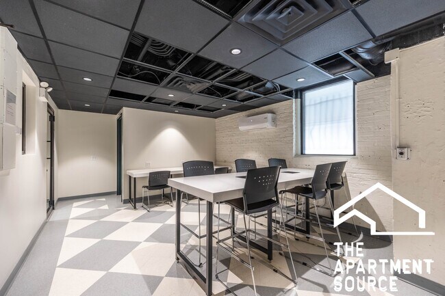 Building Photo - 1140 N La Salle Dr