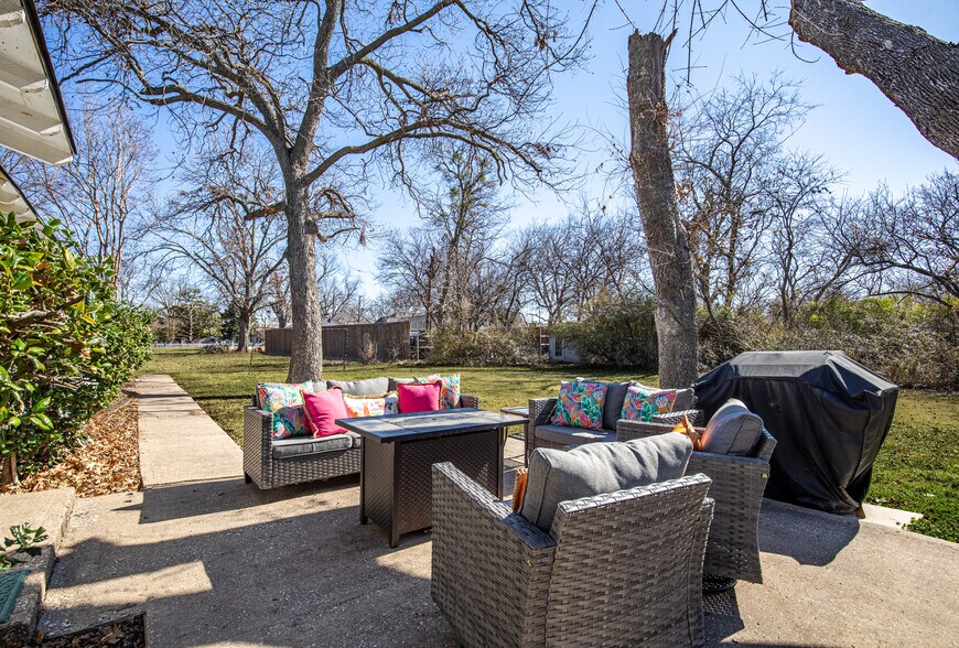 Patio Area - 510 W Oak St