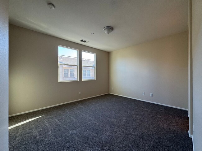 Building Photo - Cute 2 bedroom Condo Available for Rent