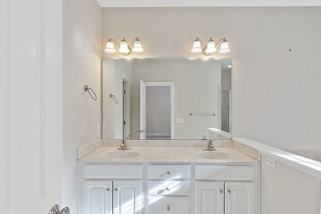 Building Photo - 3 Bed, 2.5 Bath Townhome in the heart of D...