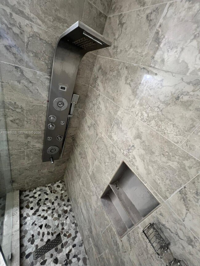 Building Photo - 252 City View Dr