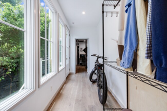 Building Photo - Modern Downtown Home!