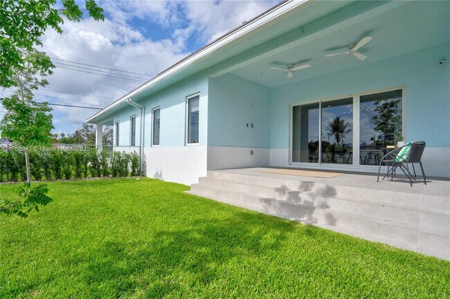 Building Photo - 1805 NW 22nd Ct
