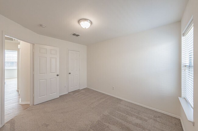 Building Photo - 3 Bedroom 2 Bath Home