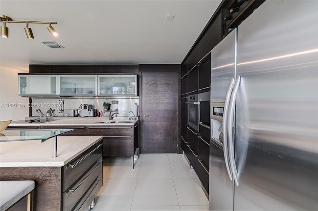 Building Photo - 6000 Collins Ave