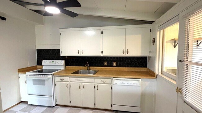 Building Photo - Martinez! 3 bedroom 1 bath Single family home!