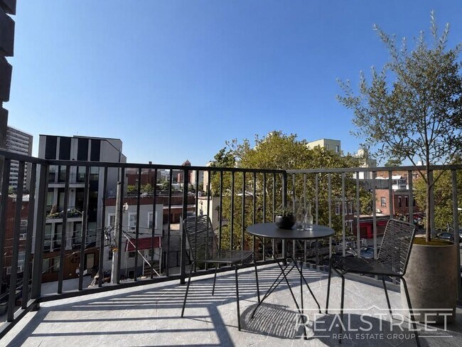 Building Photo - Modern Luxury Apartment Near Wingate Park