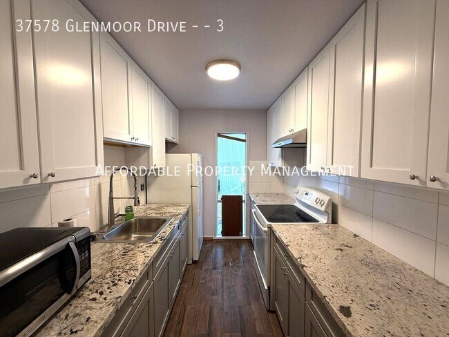 Building Photo - 37578 Glenmoor Dr