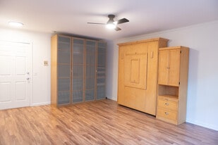 Building Photo - 701 NE 28th Ave