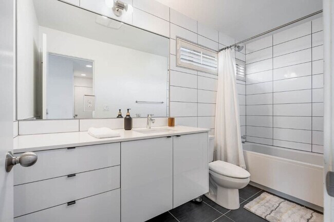 Building Photo - 2323 W Crockett St