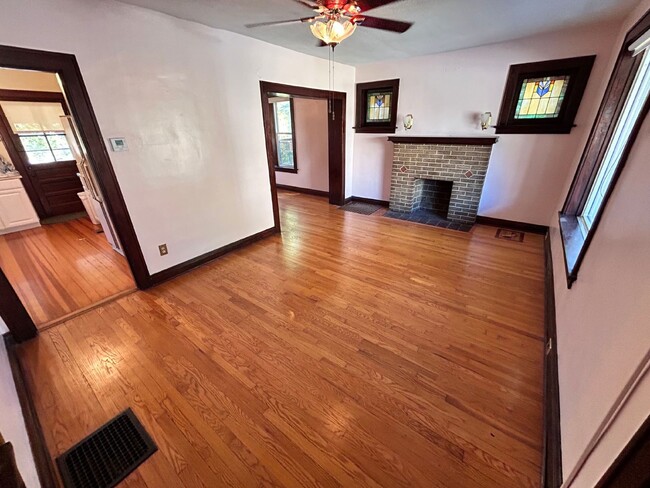 Building Photo - Charming 2-Bed Gem in St. Louis with 966 S...