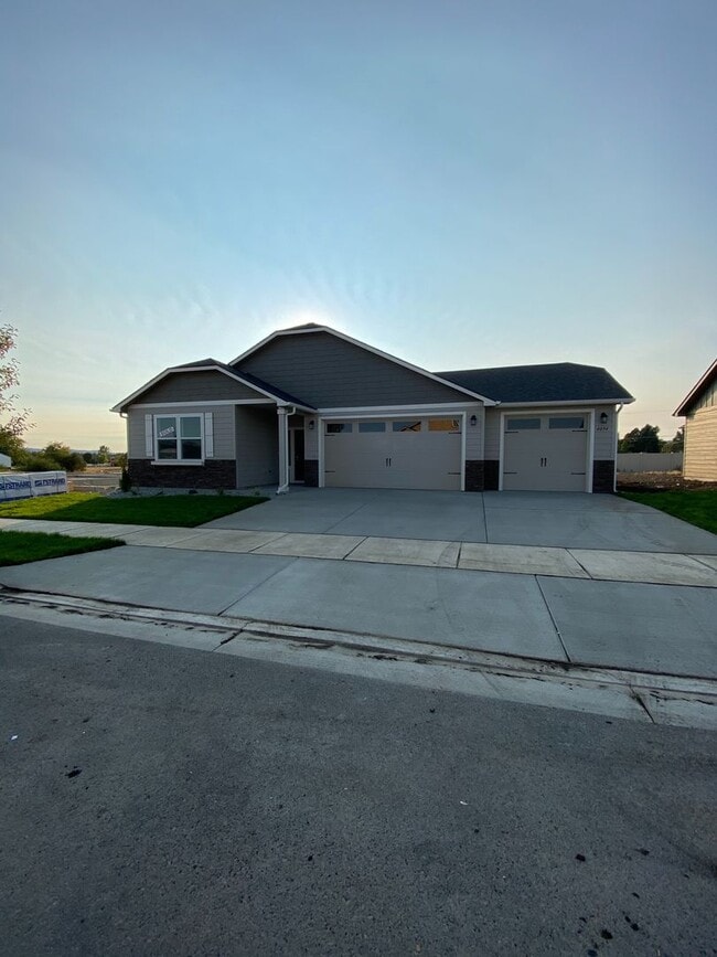 Building Photo - SINGLE FAMILY RANCHER ON ARROW LEAF (APP#146)