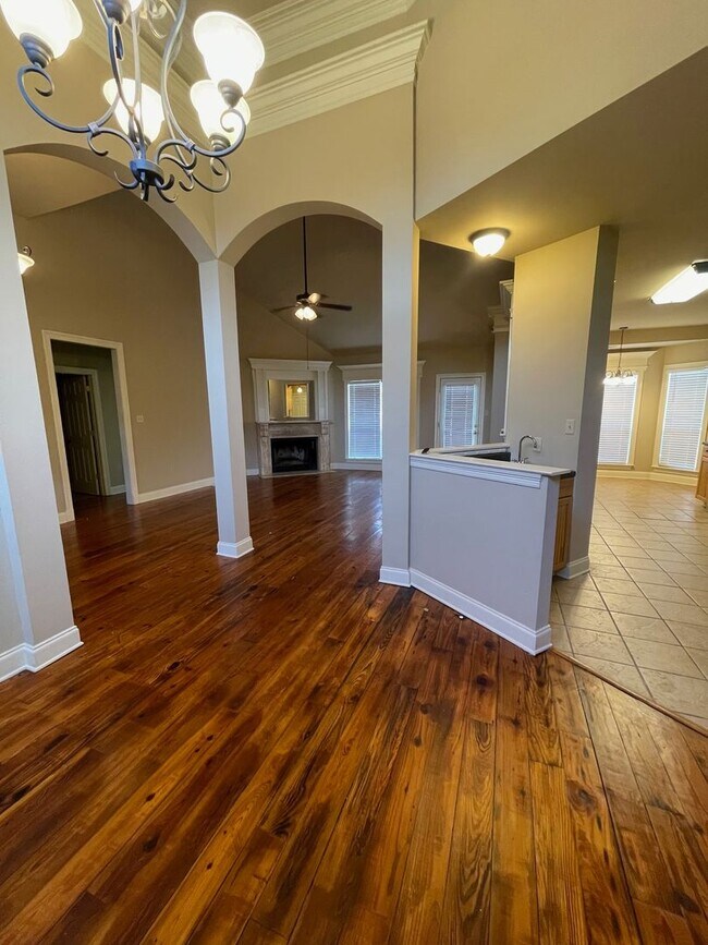 Building Photo - 3 BEDROOM HOUSE!