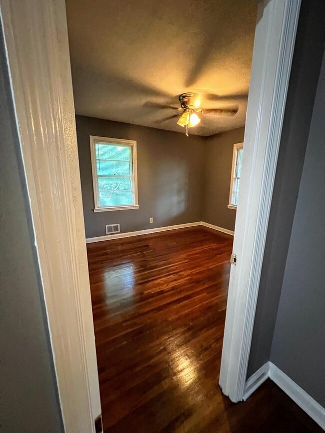 Building Photo - 2884 Meadowview Dr SE