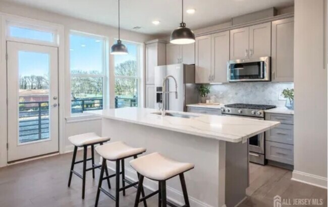 Building Photo - 1105 Greenwich Dr