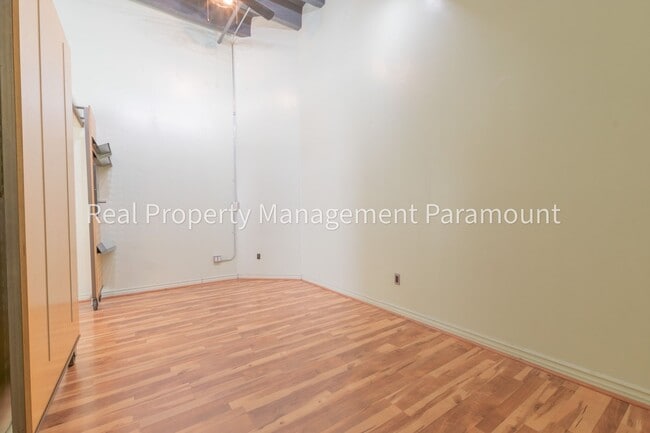 Building Photo - Beautiful One Bedroom Apartment in Downtown Los Angeles!