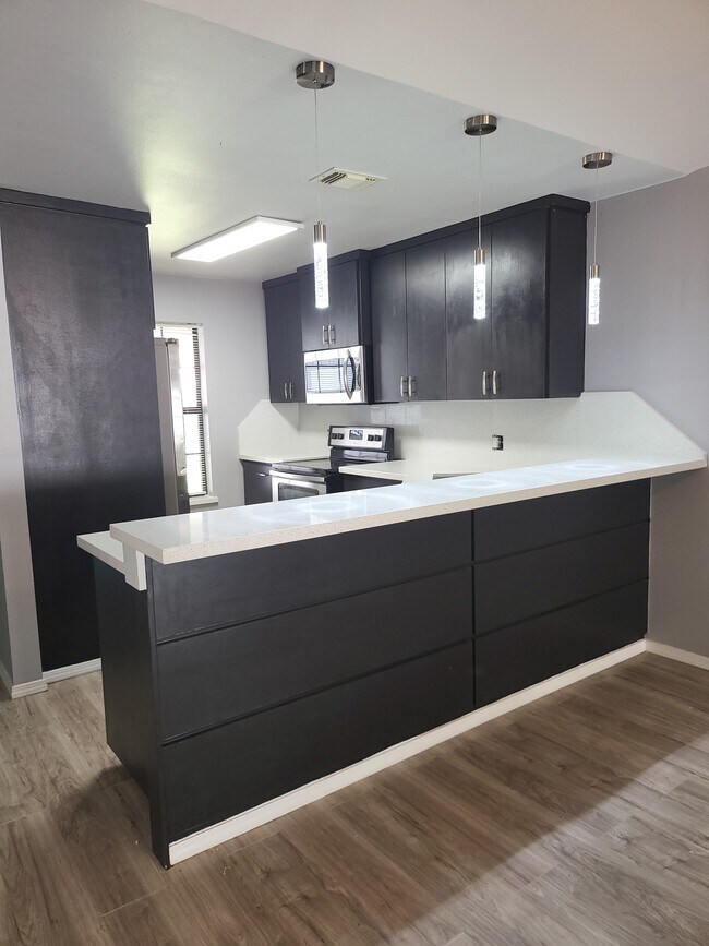 LOCATION, LOCATION, EXCELLENT MAINTENANCE. GATED, SPACIOUS, LUXURY TOWN HOME FOR RENT, NEAR EVERYTHI - 2401 S Jackson Rd