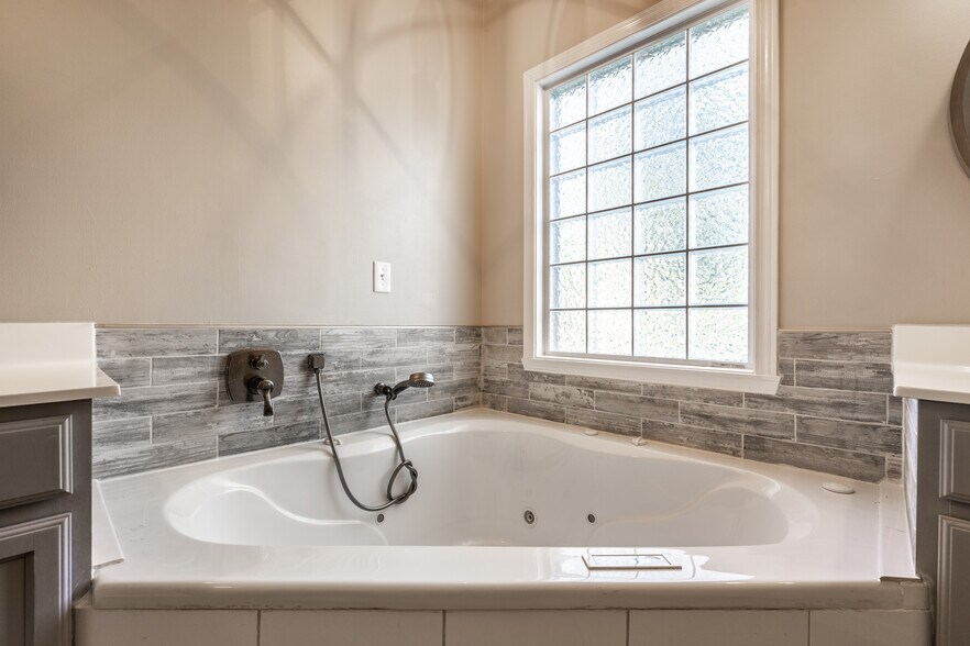 Building Photo - 8342 Stark Dr