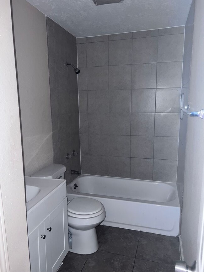 Building Photo - 2 Bedroom Duplex for Rent!