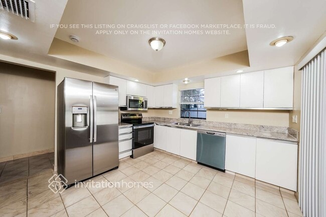 Building Photo - 2703 SW 5th St