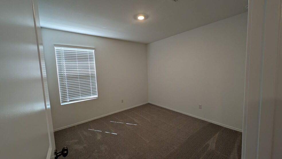 Building Photo - 620 Marty Allen Lp