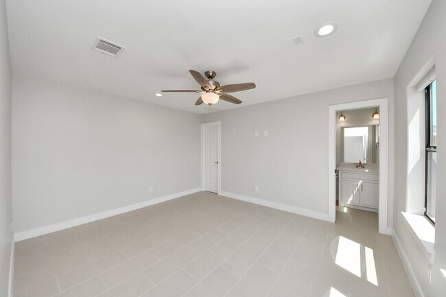 Building Photo - 1112 Amundsen St