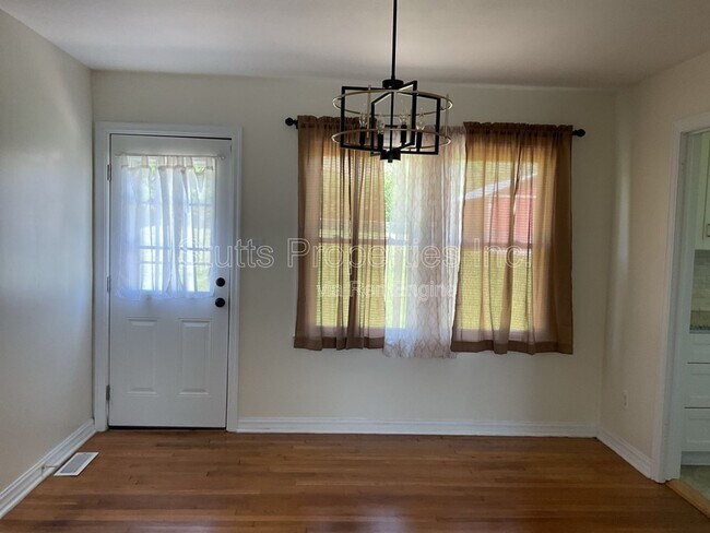 Building Photo - 104 Camellia Dr