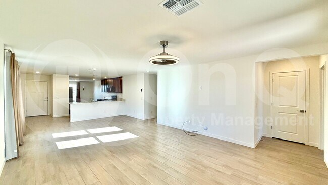 Building Photo - 1642 W Pima Ave
