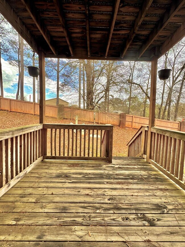 Building Photo - Available NOW -104 PIneridge