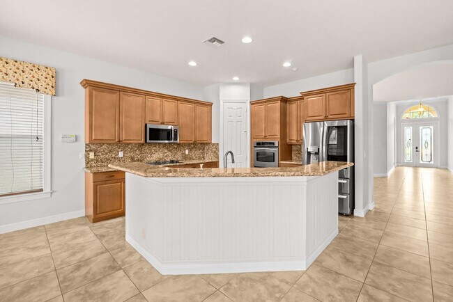 Building Photo - 844 SW Pebble Ln