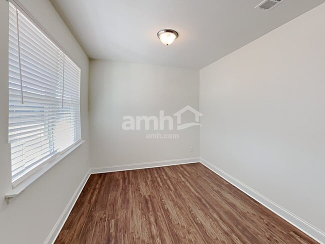 Building Photo - 5235 Valley Dr