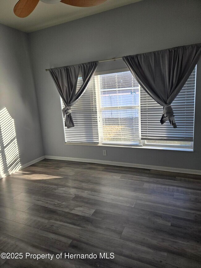 Building Photo - 14392 Wake Robin Dr