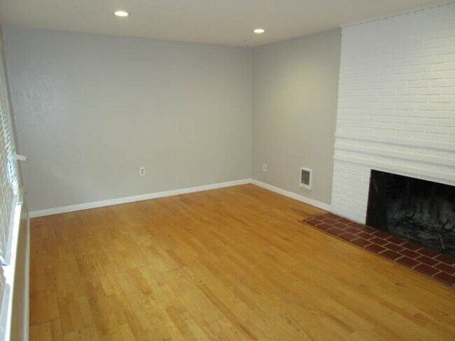 Building Photo - Charming 3 bedroom, 1 bathroom home locate...