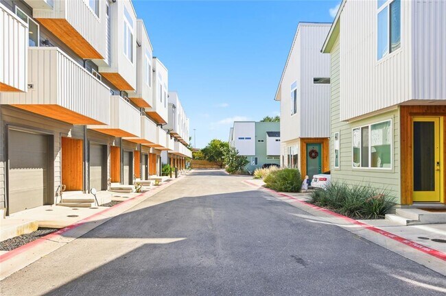 Building Photo - 814 N Bluff Dr