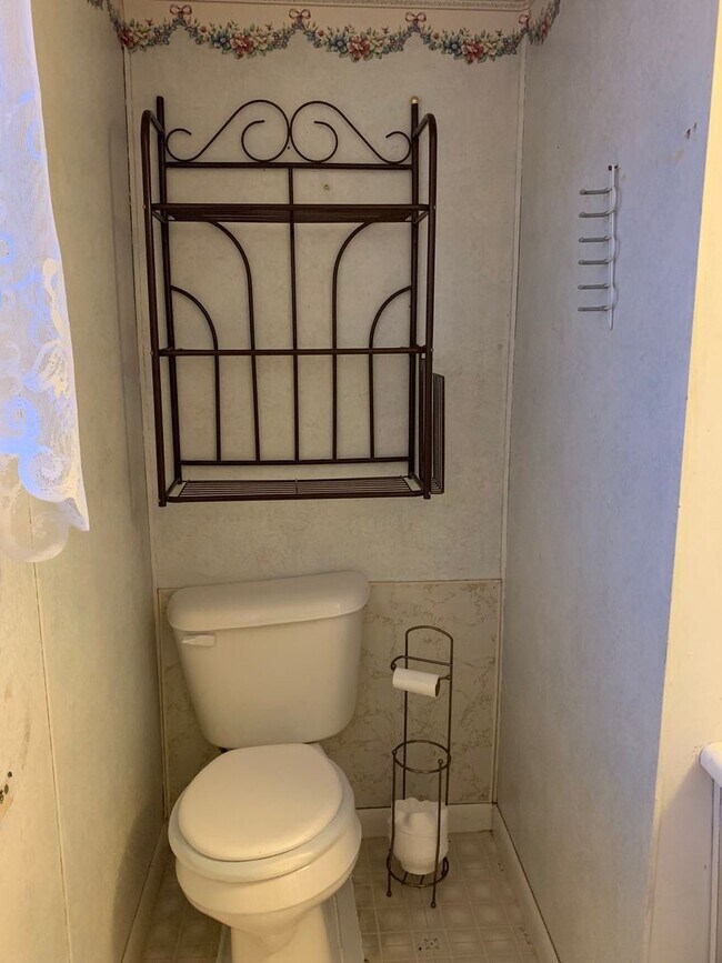 Building Photo - Multi-level 3-bedroom, 1-bath single-family home