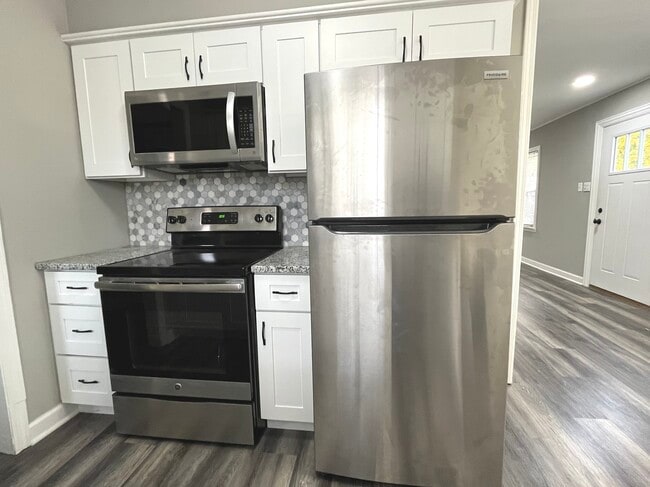 Building Photo - 805 S Norbury Ave