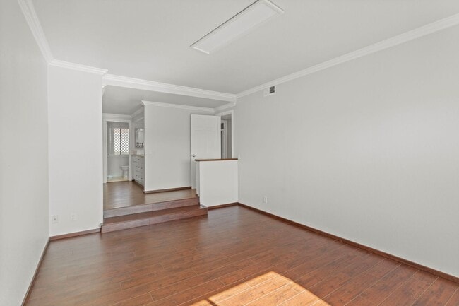Building Photo - Stunning 2 bedroom *LAKE VIEW* condo for r...