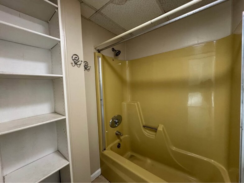 Building Photo - 16 Mentor St