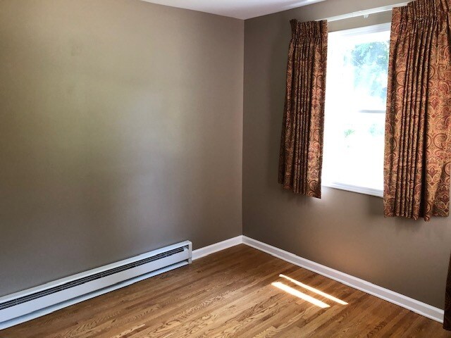 Window in walk in closet - 315 Prairie St