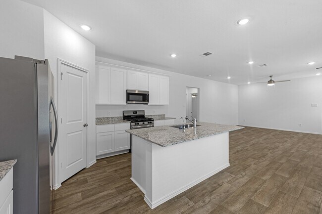 Building Photo - 3038 Lake Crest Dr