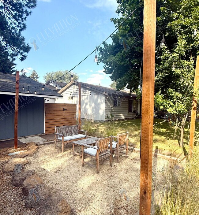 Building Photo - 112 SE McKinley Ave