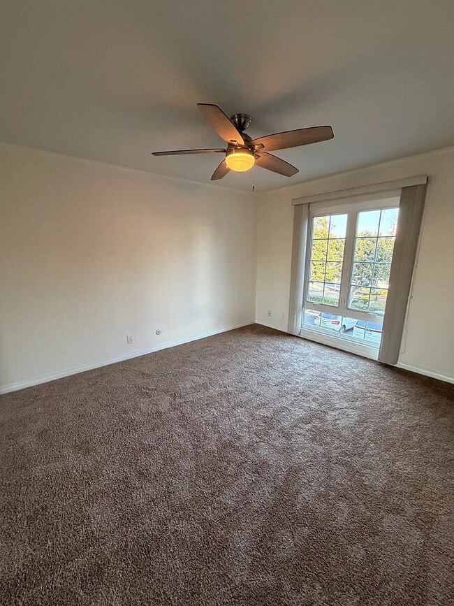 Building Photo - "Discover Coastal Living: Spacious 2-Bed, 2-Bath Retreat in Newport Beach!"