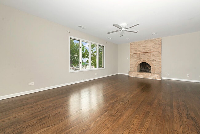 Building Photo - 504 N La Grange Rd