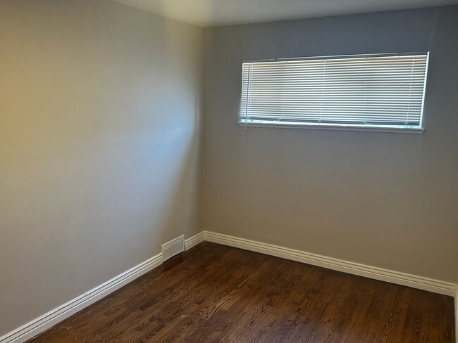 Building Photo - Fantastic 4 Bed 2 Bath 2 living rooms - Available NOW!