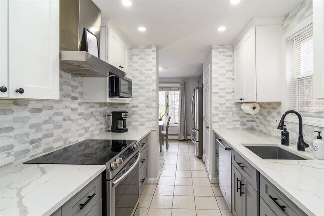 Building Photo - 10 Homeward Ln