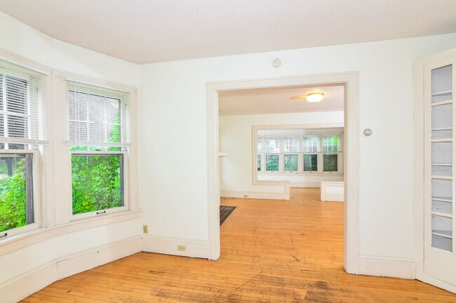 Building Photo - 509 6th St SE