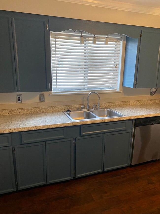 Building Photo - Contact Peggy Goodman 501 676 1758 or Heat...