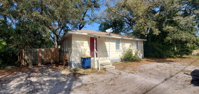 Building Photo - $300 OFF FIRST MONTHS RENT MOVE-IN SPECIAL!!