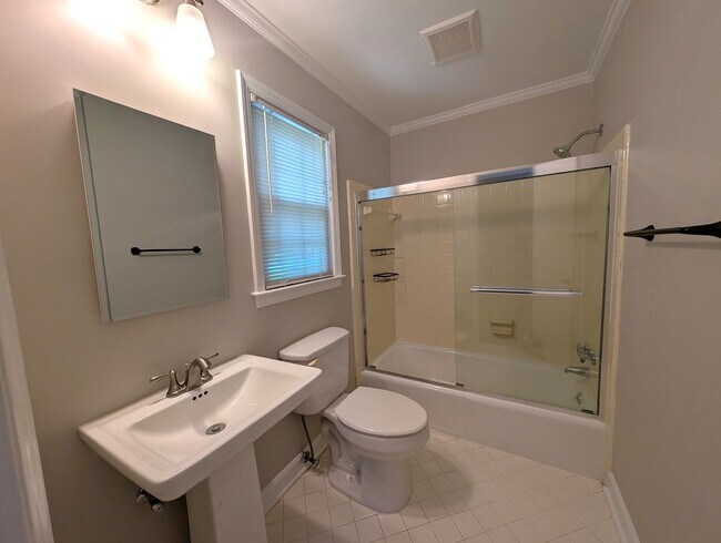 Building Photo - Charming split level home located in the Spring Valley Community in the South Park area of Charlo...