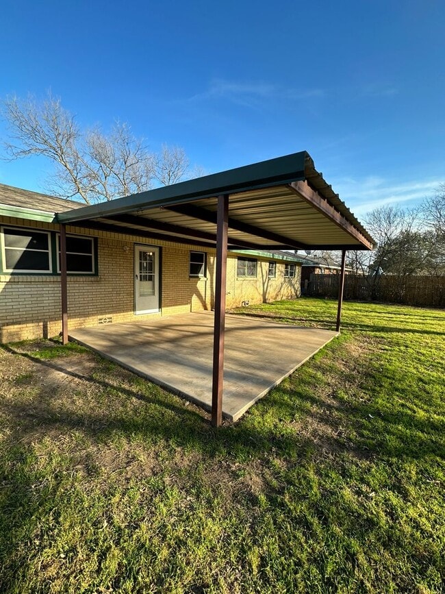 Building Photo - 3/2 with huge backyard and bonus living room